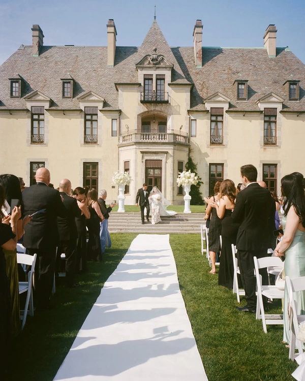 <a href="https://www.instagram.com/ohekacastle/" target="_blank" rel="noopener noreferrer">Oheka Castle</a>, Photography: <a href="https://www.instagram.com/p/DcRnQ2UmMWz/?img_index=3" target="_blank" rel="noopener noreferrer">Rever Weddings</a><a rel="noopener noreferrer" target="_blank" data-media-id="323500" class="block cursor-pointer" data-v-8671e37b=""></a>