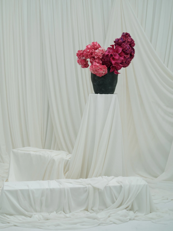 Floral Styling &amp; Photography: <a href="https://www.instagram.com/p/DW9rpwPjcmS/?img_index=2">Brancoprata</a>