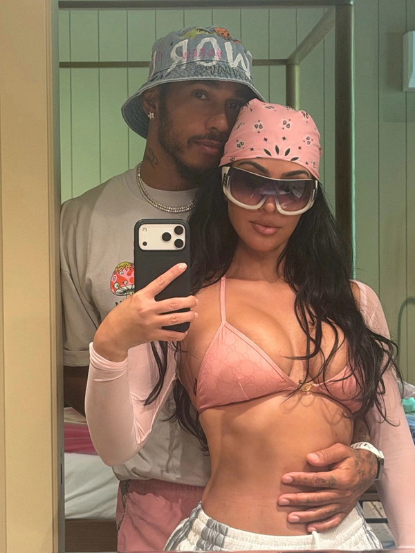 Content: <a href="https://www.instagram.com/p/DcKOUQRHQO0/?img_index=9">Kim Kardashian</a>