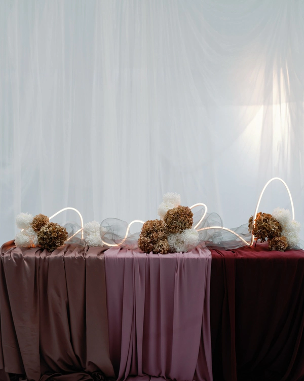 Floral Styling &amp; Photography: <a href="https://www.instagram.com/p/DRSuaZ-jQOD/?img_index=1">Brancoprata</a>