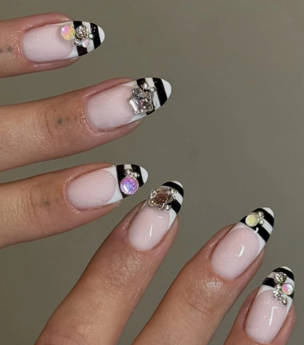 <a href="https://www.instagram.com/p/DTu-_IACG9o/?img_index=1">Doki Nails</a>