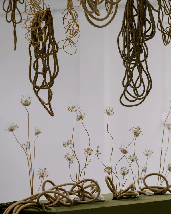 Floral Styling &amp; Photography: <a href="https://www.instagram.com/p/DFgRh2Mt1D5/?img_index=2">Brancoprata</a>