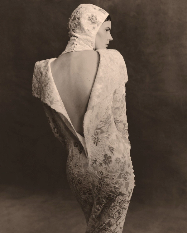 <a href="https://www.instagram.com/p/DW1P7-fjgMS/?img_index=3">Danielle Frankel</a>, Photography: <a href="https://www.instagram.com/roversi/">Paolo Roversi</a>