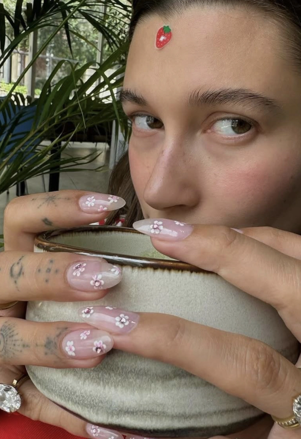 30 Hailey Bieber-Inspired Glazed & Sheer Nail Ideas — photo 1