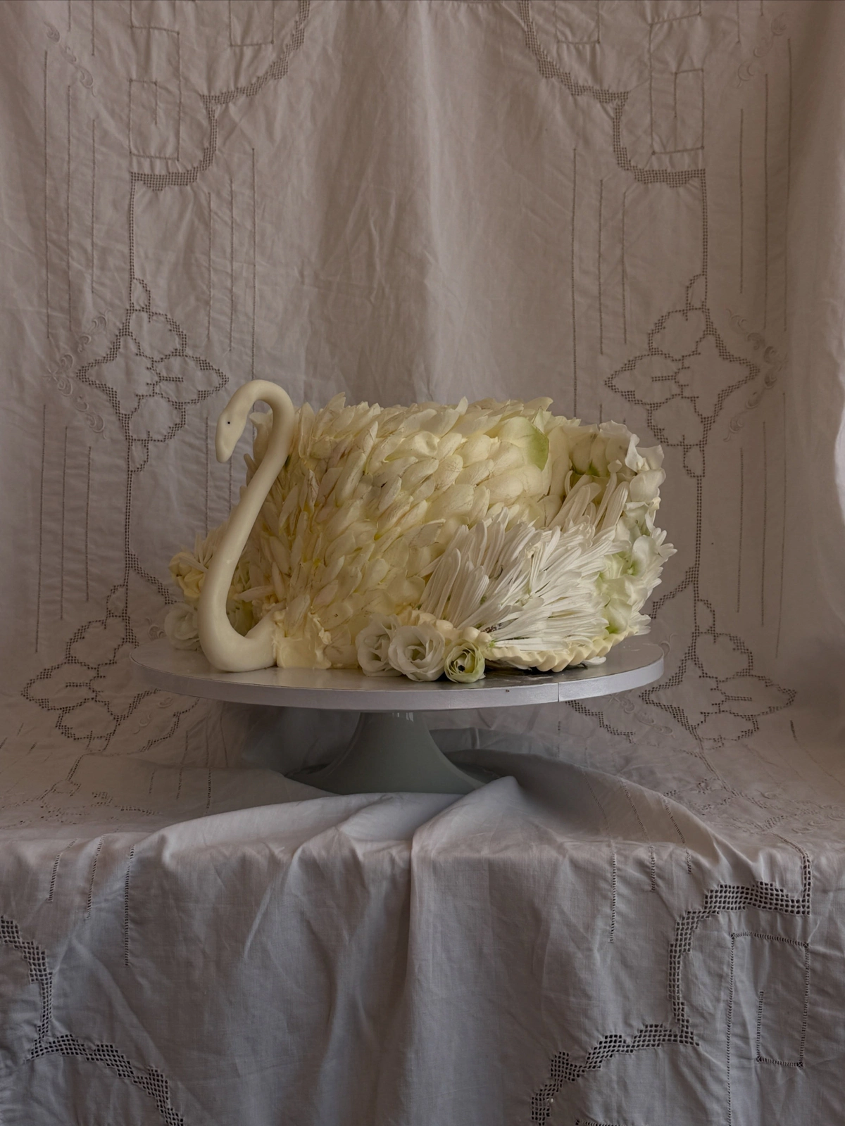 30 Swan Wedding Cake Ideas Worth Adding to Your Moodboard — photo 1