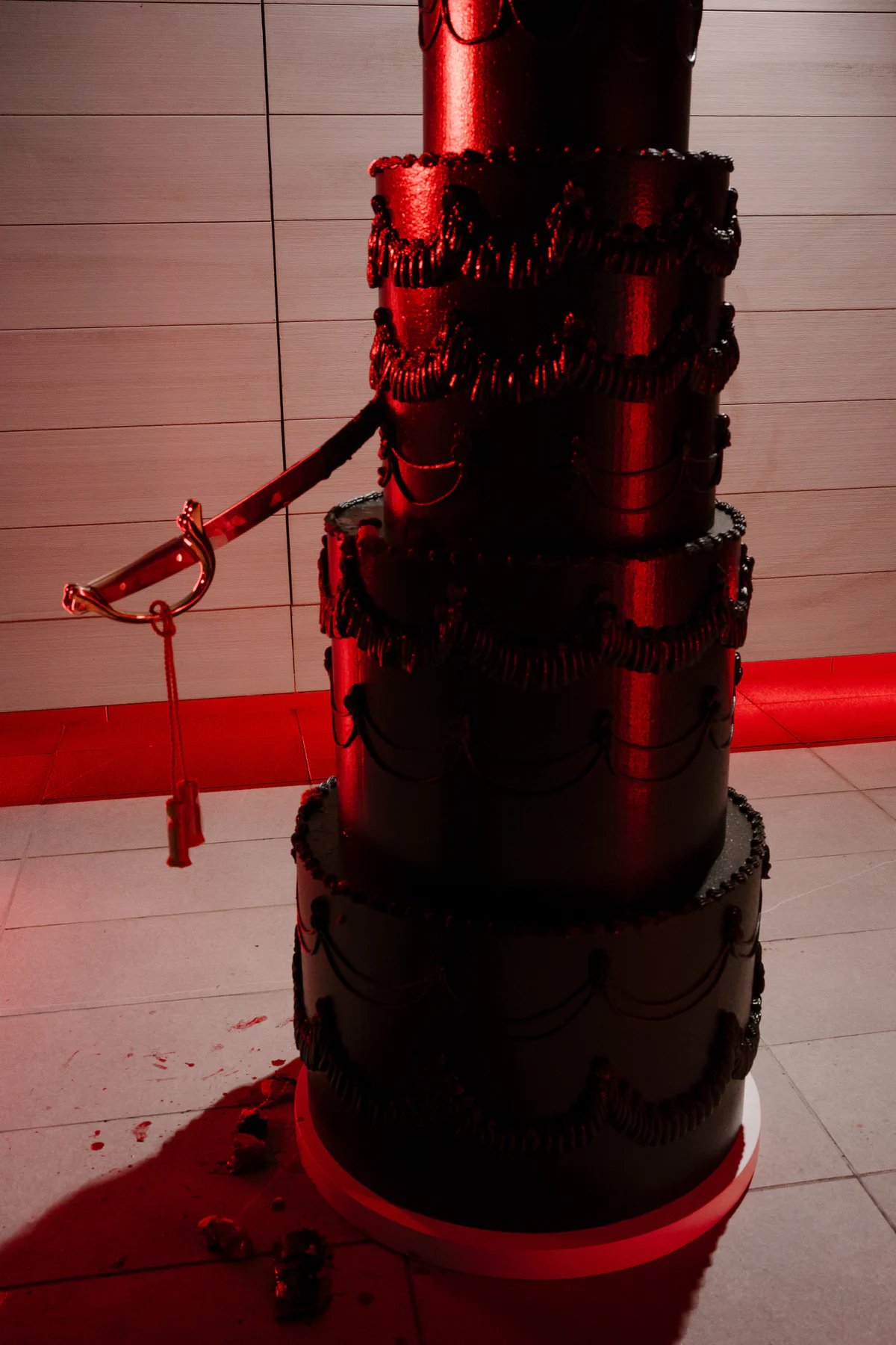 A Surreal Artist’s Italian Wedding with 2,000 Red Roses, a Two-Metre Bleeding Cake & Viktor & Rolf Couture — photo 1