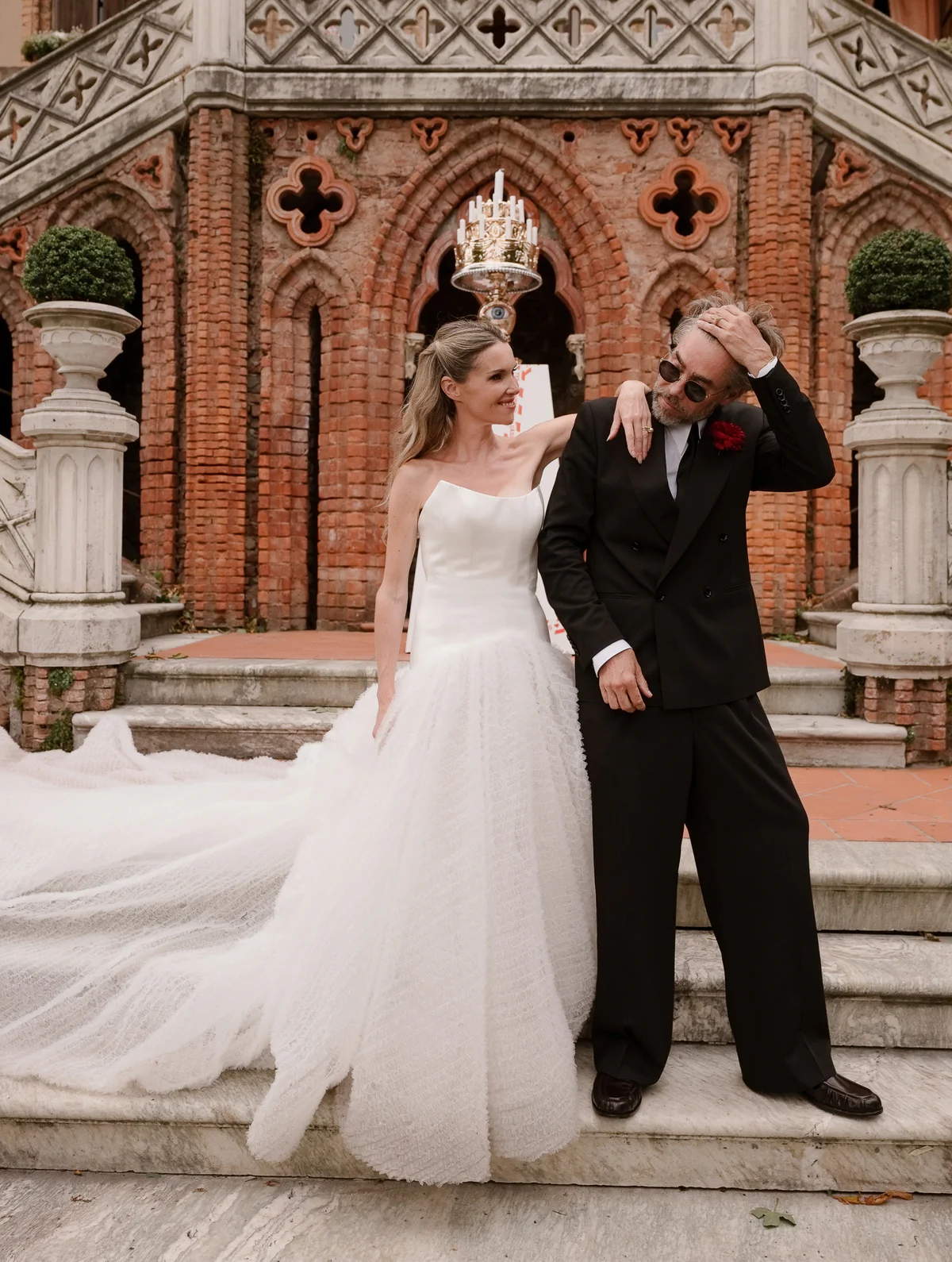 A Surreal Artist’s Italian Wedding with 2,000 Red Roses, a Two-Metre Bleeding Cake & Viktor & Rolf Couture — photo 2