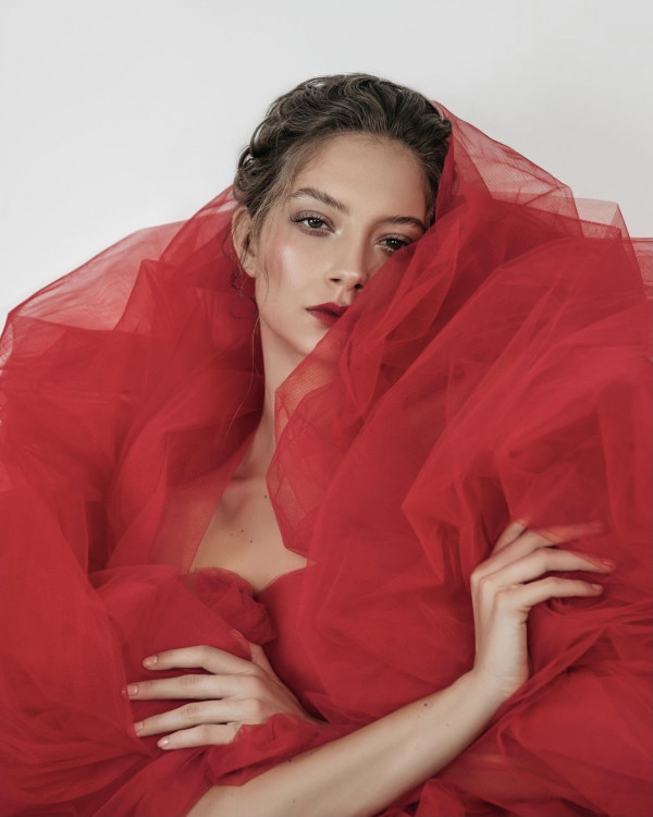 5 Tips for Red Lip Wedding Makeup | Can Brides Wear Red Lipstick