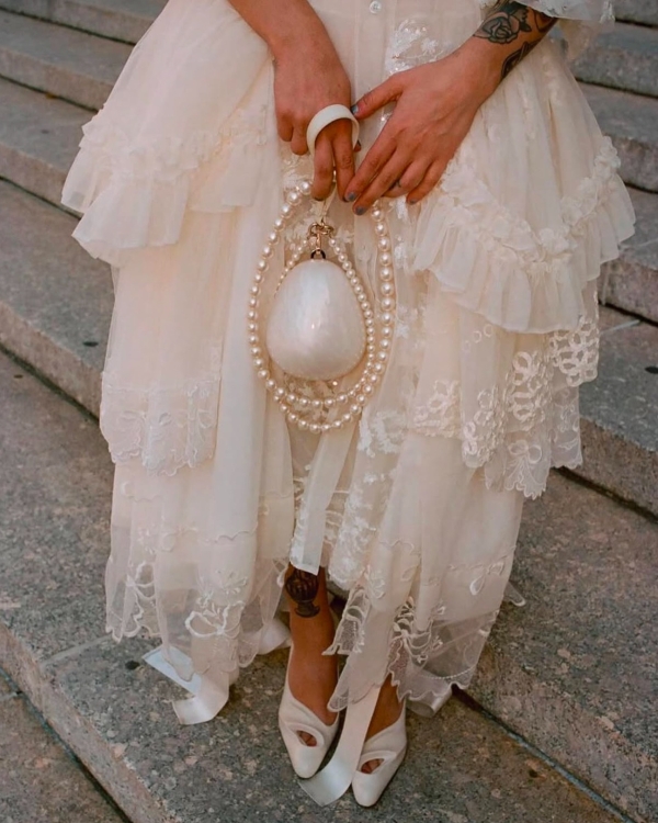 Modern Pearls: Elevating Your Bridal Look with this Timeless Accessory