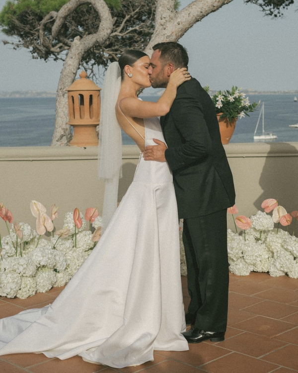 A Glamorous Seaside Wedding Evocative of a Classic Italian Film