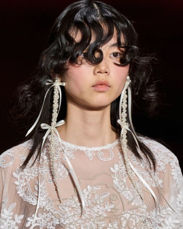 Modern Pearls: Elevating Your Bridal Look with this Timeless Accessory