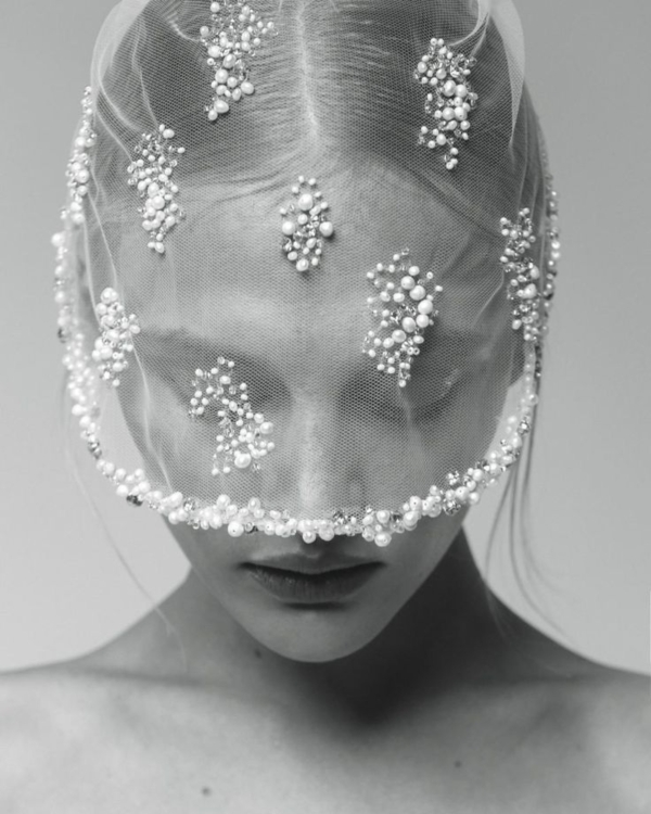 Modern Pearls: Elevating Your Bridal Look with this Timeless Accessory