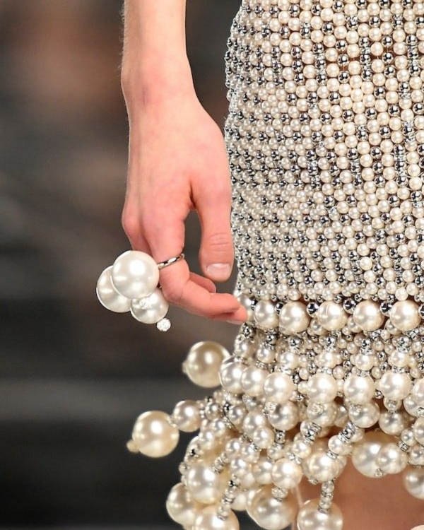 Modern Pearls: Elevating Your Bridal Look with this Timeless Accessory