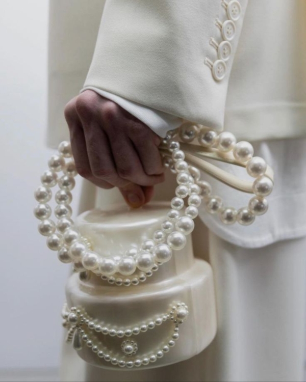 Modern Pearls: Elevating Your Bridal Look with this Timeless Accessory