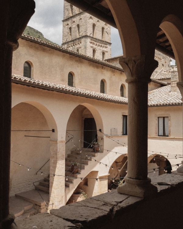 A Romantic Celebration Amidst the Rolling Hills of Umbria