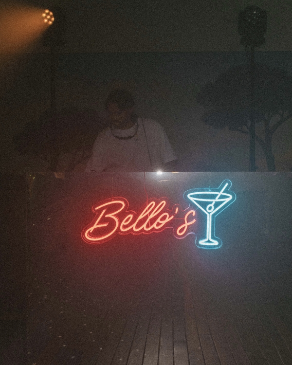 A Glamorous Seaside Wedding Evocative of a Classic Italian Film