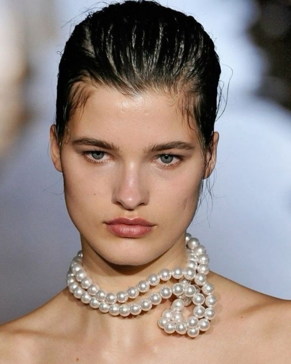 Modern Pearls: Elevating Your Bridal Look with this Timeless Accessory