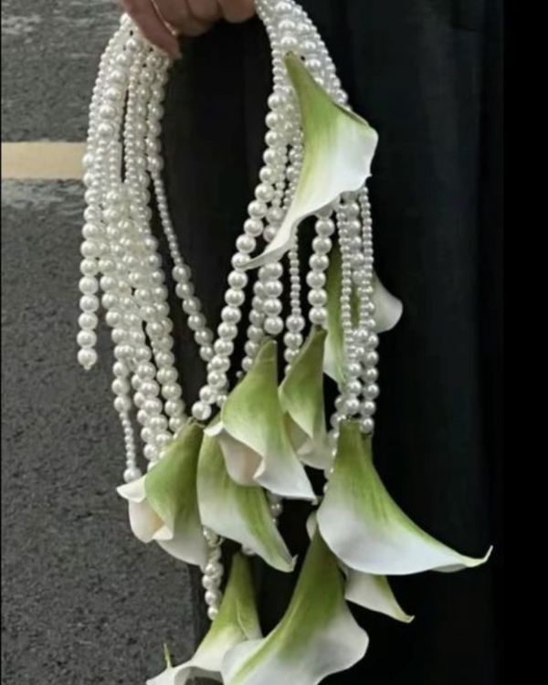 Modern Pearls: Elevating Your Bridal Look with this Timeless Accessory