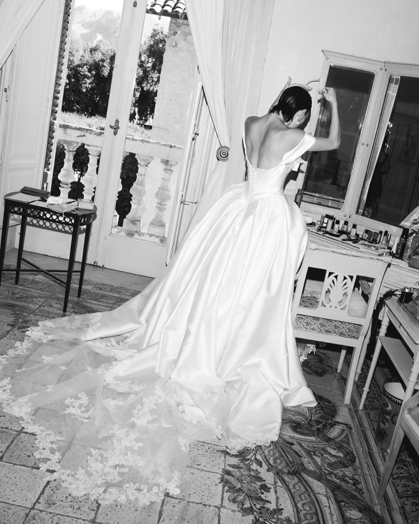 A Cinematic Wedding with Sculptural Installations & a Vibrant Palette in Sicily