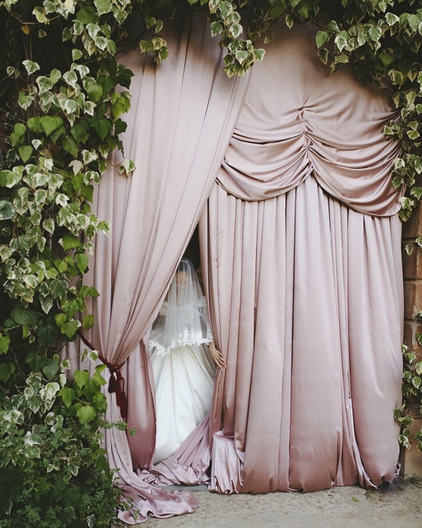 A Cinematic Wedding with Sculptural Installations & a Vibrant Palette in Sicily