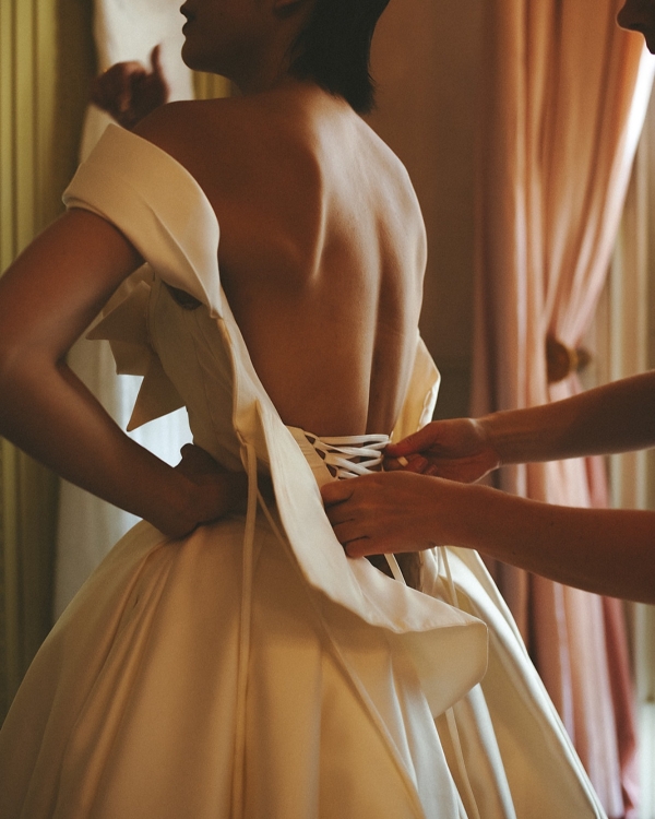 A Cinematic Wedding with Sculptural Installations & a Vibrant Palette in Sicily