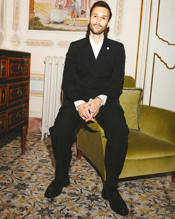 A Cinematic Wedding with Sculptural Installations & a Vibrant Palette in Sicily