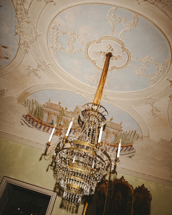 A Cinematic Wedding with Sculptural Installations & a Vibrant Palette in Sicily