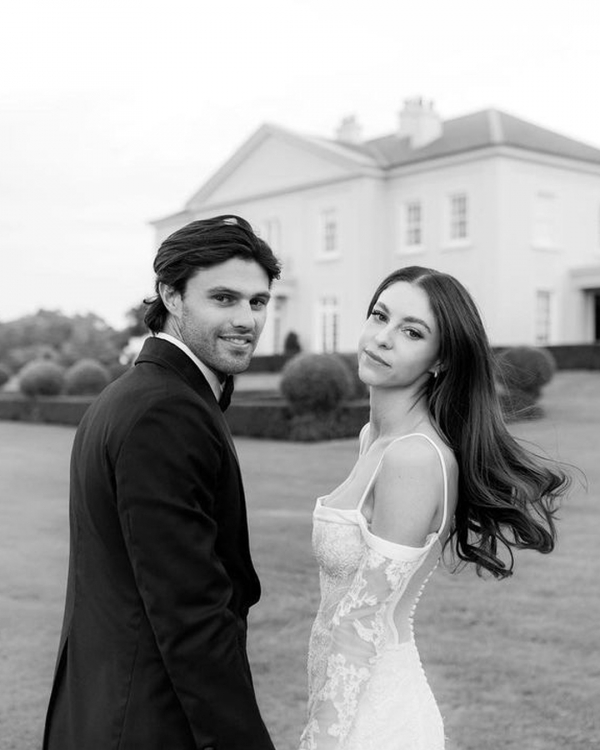 How to Look Your Best in Wedding Photos?