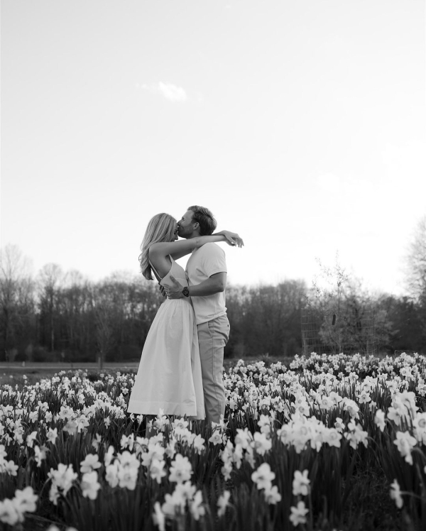 35 Engagement Photoshoot Ideas for Unforgettable Photos