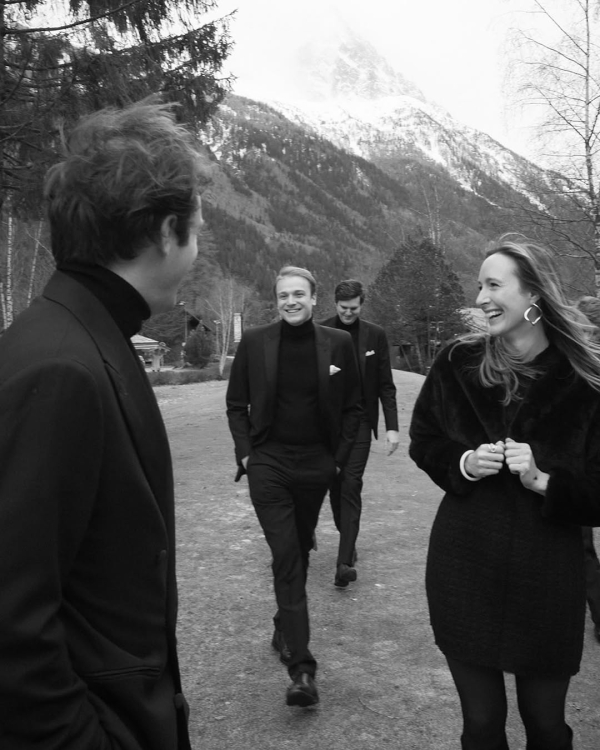 Pros and Cons of Allowing Plus-Ones at Your Wedding