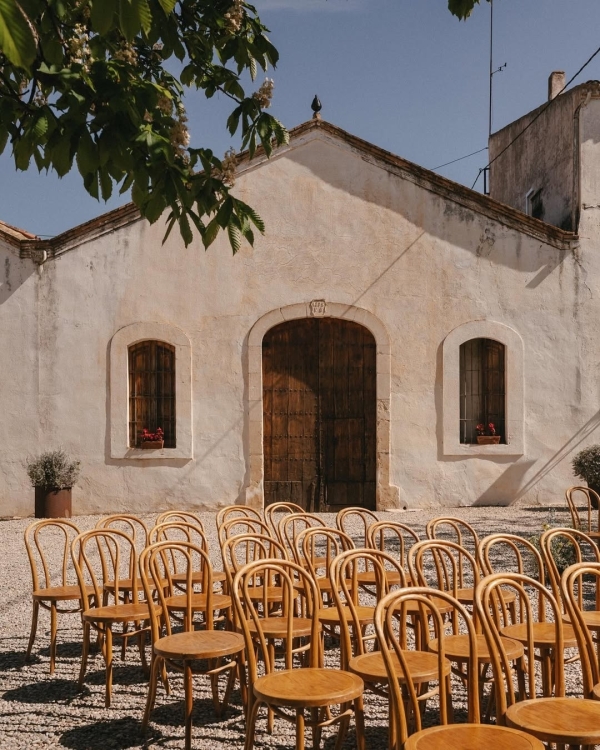 Pros and Cons of Allowing Plus-Ones at Your Wedding