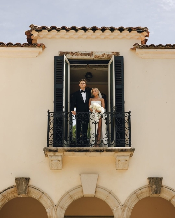 Pros and Cons of Allowing Plus-Ones at Your Wedding