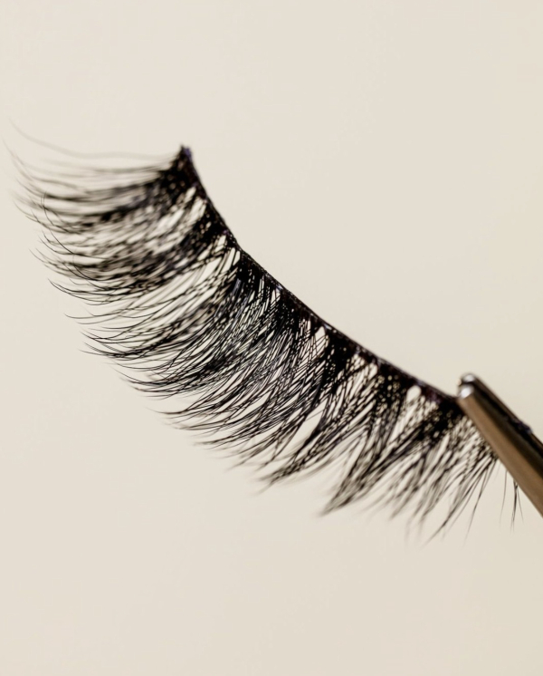10 Brands for the Best Bridal Fake Lashes