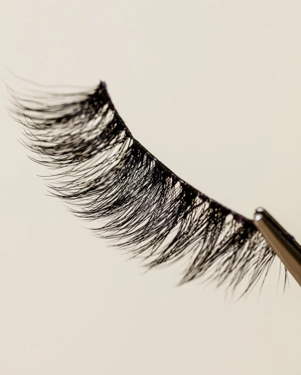 10 False Lash Brands Bridal Makeup Artists Swear By — photo 1