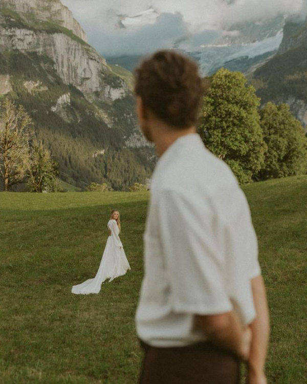 The Pros & Cons of a First Look