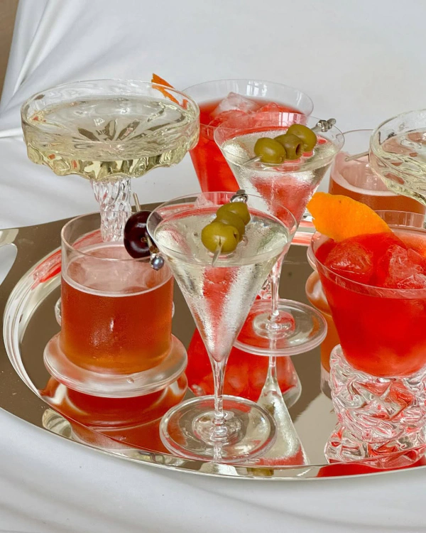 40 Trendy Ideas for Serving Your Wedding Cocktails — photo 1