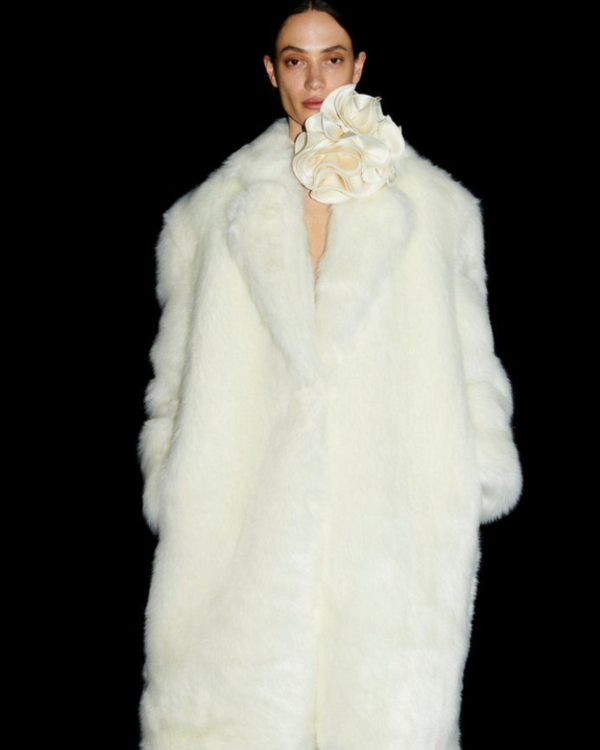 9 Chic Ways to Style Your Bridal Dress for a Winter Wedding