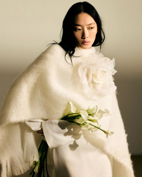 9 Chic Ways to Style Your Bridal Dress for a Winter Wedding — photo 1