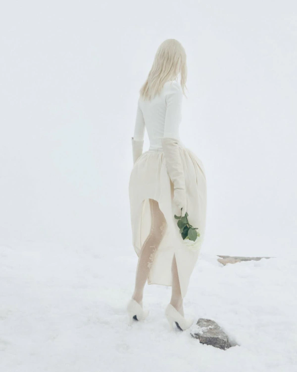 9 Chic Ways to Style Your Bridal Dress for a Winter Wedding — photo 2