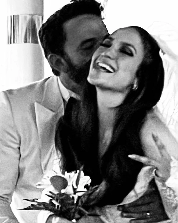 Jennifer Lopez and Ben Affleck tie the knot in Vegas — photo 2