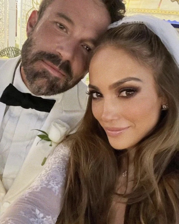 Jennifer Lopez and Ben Affleck tie the knot in Vegas — photo 1