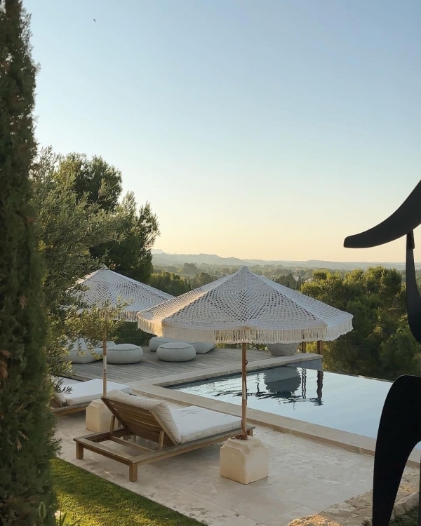 10 Travel Influencers to Follow