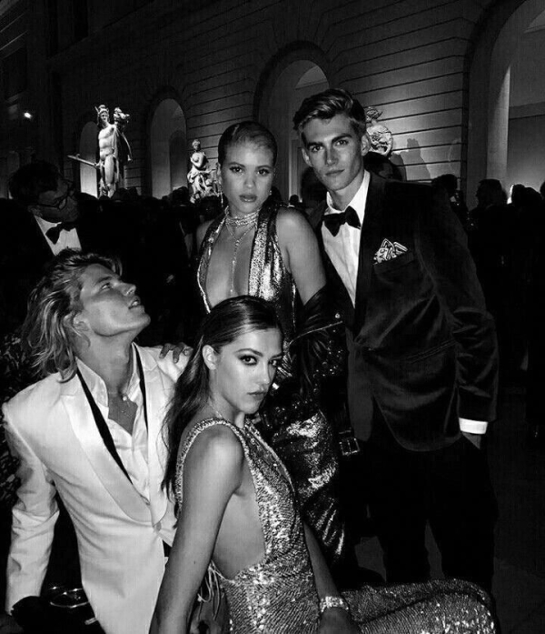 Tinder’s New Double Date Feature Is Here — And It’s Made for You and Your BFF