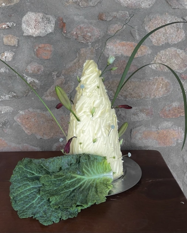 Trend: Vegetable-Decorated Wedding Cakes