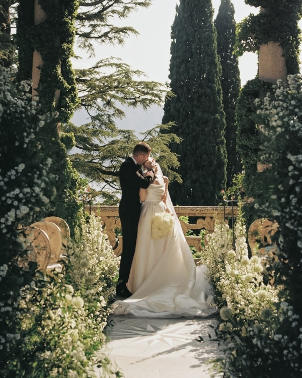 How to Use AI to Create Your Wedding Day Timeline, Playlist, Seating Chart & More