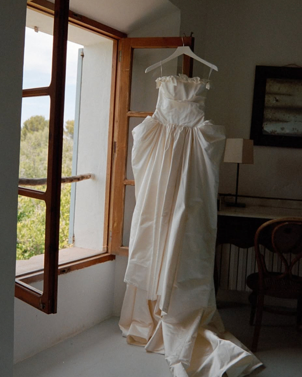 9 Genius Styling Hacks Bridal Stylists Swear By