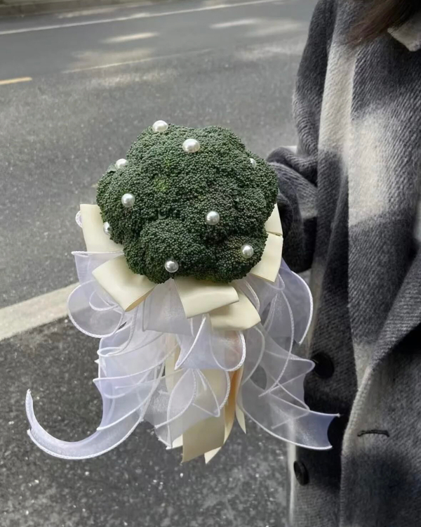 9 Stylish Bouquet Trends We're Loving for Brides Right Now