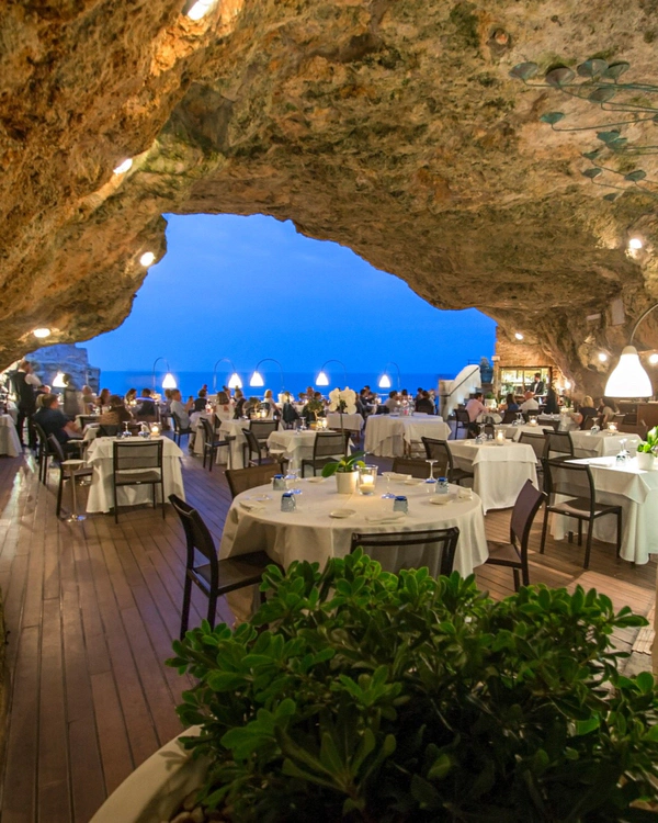 <a href="https://www.instagram.com/p/DU3ra48iXWt/">Grotta Palazzese</a>