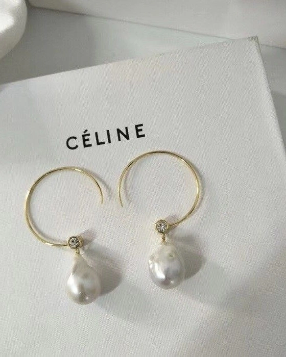 Minimalist Earrings to Compliment Your Wedding Look — photo 1