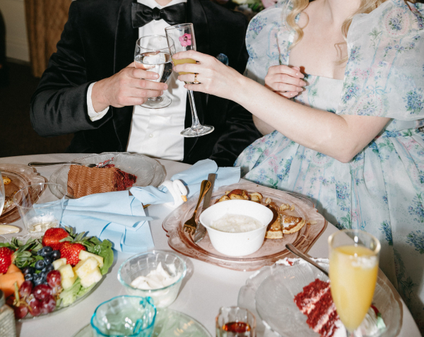 Dollhouse inspired wedding | Interview with the real bride about planning, finding outfits and coping with stress